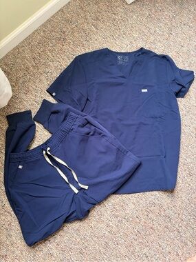 FIGS Navy Leon Three-Pocket Scrub Top & Tansen Jogger Scrub Pants in Large